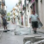 Uns operaris retiren les voreres del carrer Sant Nicolau