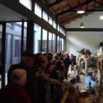 Els assistents visiten el betlem de Nadal de 2010 durant la seua inauguració.