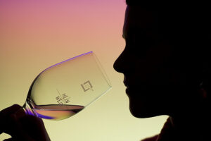 Sommelier tastant el vi (foto del flickr de rpeschetz)