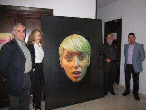 El jurat amb l'obra guanyadora del Certamen de Pintura Salvador Soria 2011