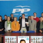 El PP lliura el taló amb els diners restants de la campanya a Caritas Parroquial