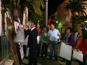 El candidat a la batlia pel PP, Juan Bautista Roselló, pega un dels cartells a les eleccions municipals de 2011