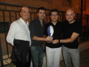 Joan Nave, tercer per l'esquerra, amb el premi al millor actor d'Alacant a Escena