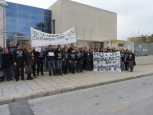 Concentració de professors davant les portes de l'IES Josep Iborra de Benissa