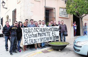 Els treballadors, ahir, amb una pancarta davant la porta de l'Ajuntament de Benissa
