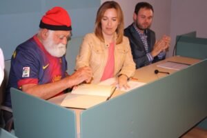 Joan Casals signa al llibre d'honor de l'Ajuntament de Benissa