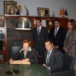 Juanita Hannah Kaiser signa al llibre de visites il·lustres de l'Ajuntament de Benissa