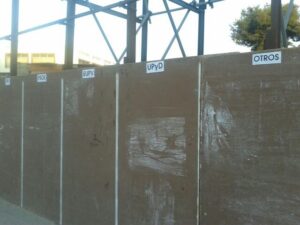 Imatge de la tanca electoral instal·lada per a les eleccions europees a Benissa