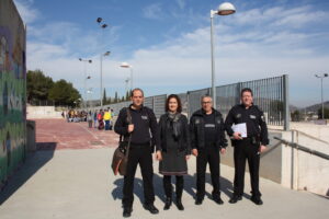 La policia local amb la regidora de seguretat ciutadana de Benissa a l'IES Josep Iborra