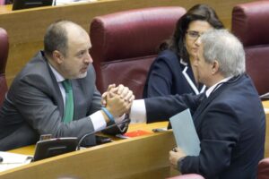 David Serra i Alfonso Rus es saluden a les Corts,   imatge de la passada legislatura