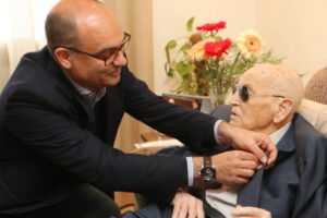 El rector de la UA,   Manuel Palomar,   lliura una insignia a l'escriptor Bernat Capó