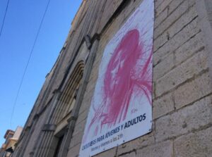 La pancarta a la façana de l'Església de Benissa