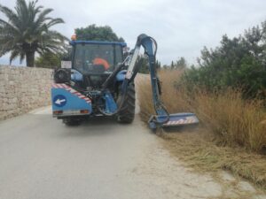 Un tractor de Benissa Impuls desbrossa un camí