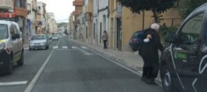 La dona major baixant a la calçada donat que un vehicle impedia el pas als vianants