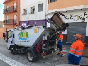 Un camió de Benissa Impuls recull un contenidor de restes orgàniques davant d'un bar