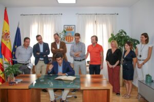 El president de la Diputació signa en el llibre de signatures oficial de l'Ajuntament