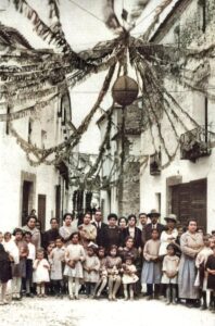 La Placeta Vella engalanada amb la margrana per les festes de la Puríssima, any 1927. 