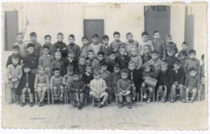 Xiquets del curs escolar 1950-51. J.J. Cardona el segon de la fila per l'esquerre entre Pedro “Bandera” i Delfino